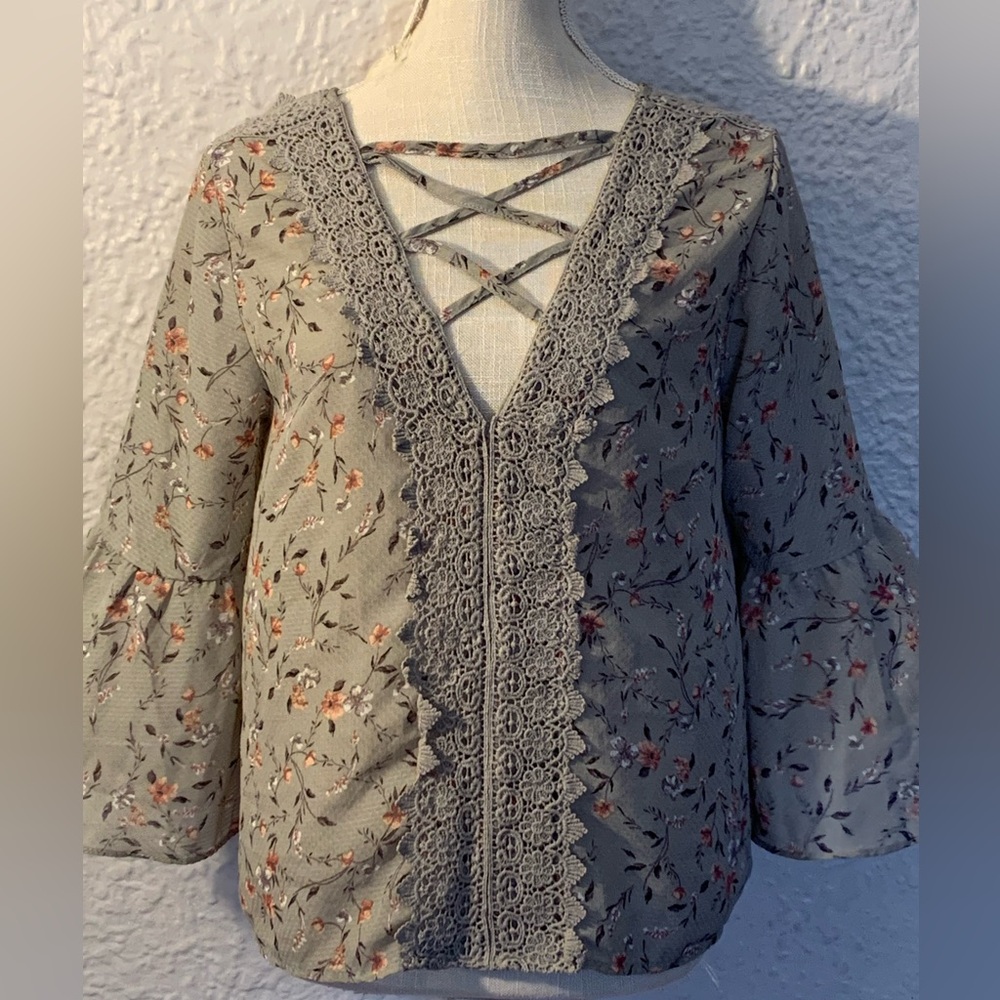 Women’s cheery blossom top with bell sleeves (L)